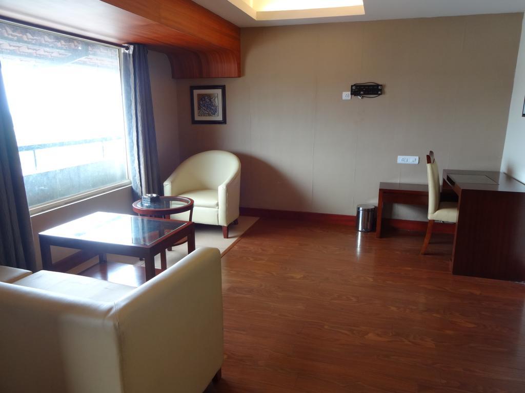 Paramount Tower Hotel 4*