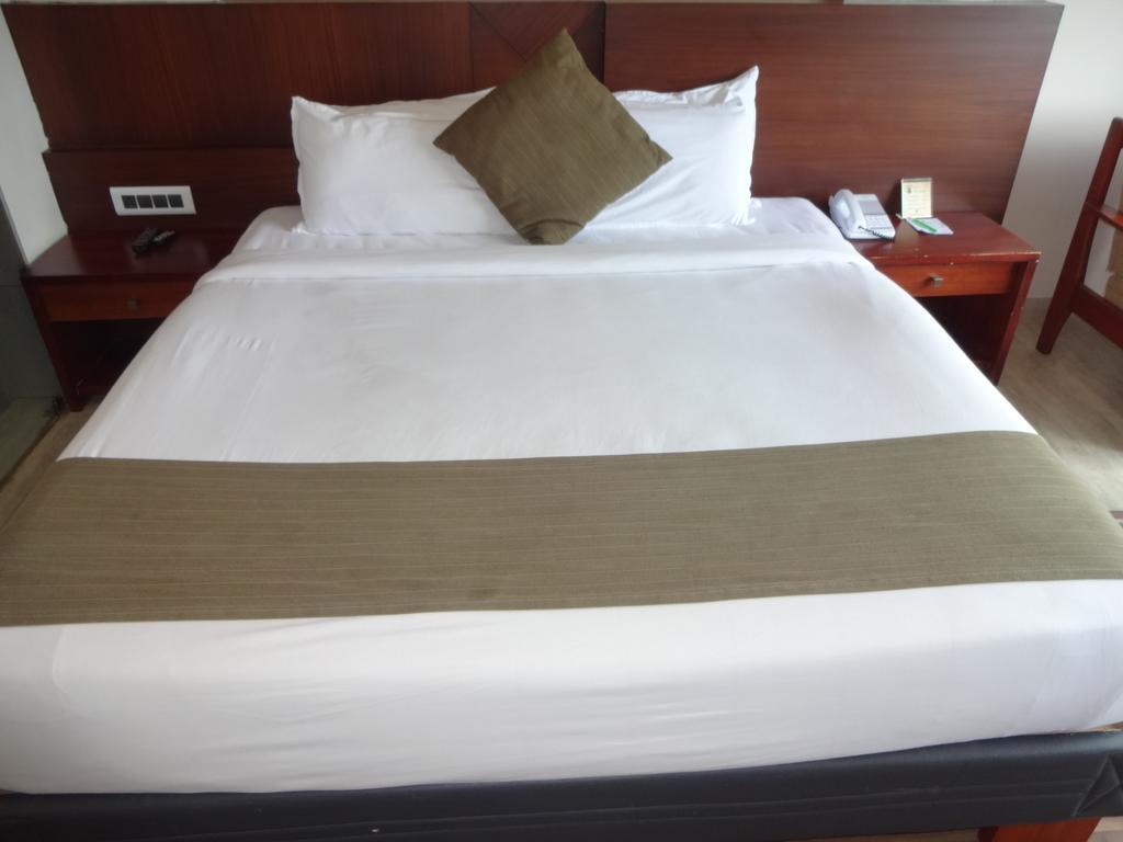 Paramount Tower Hotel 4*